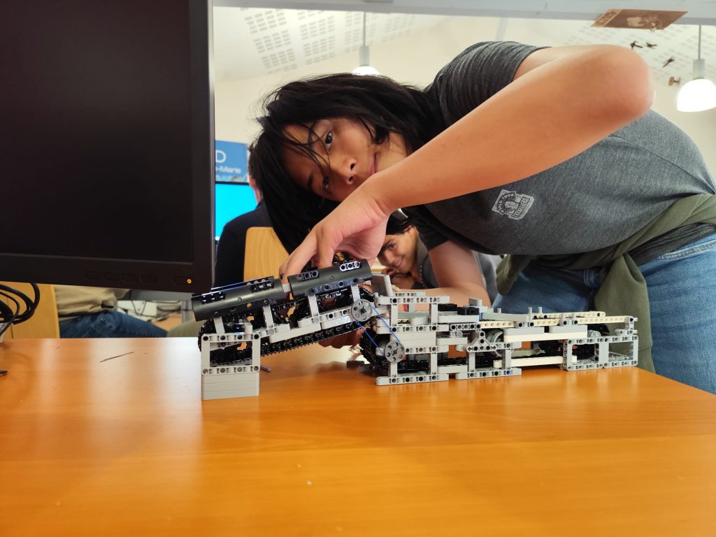 club sciences construction robot flotteur trieur de plastiques