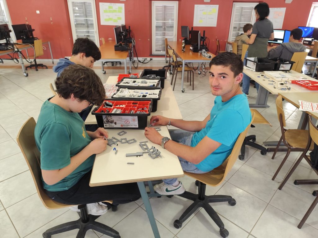 club sciences construction robot flotteur trieur de plastiques (3)