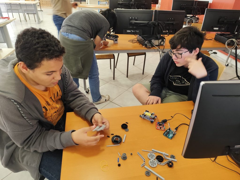 club sciences construction robot flotteur trieur de plastiques