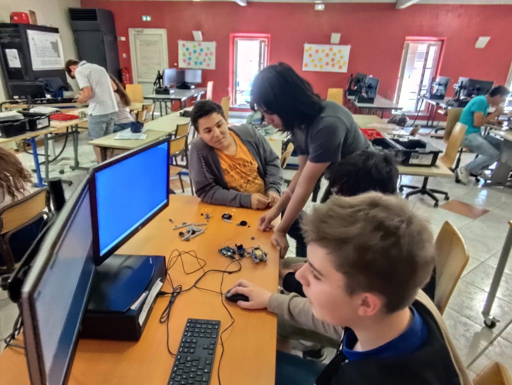 club sciences construction robot flotteur trieur de plastiques