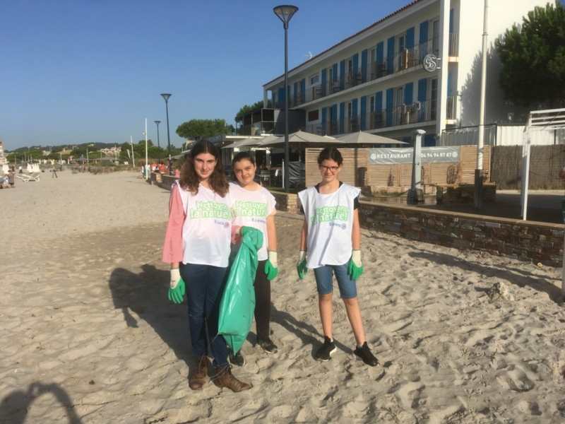 action nettoyage plage des sablettes (4)