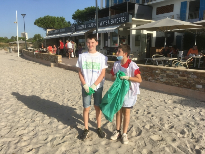 action nettoyage plage des sablettes (5)