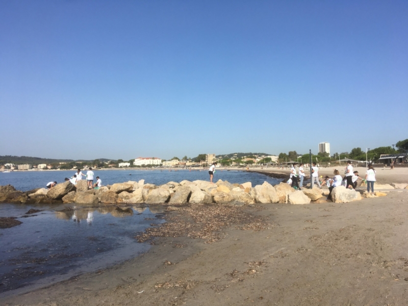 action nettoyage plage des sablettes (6)